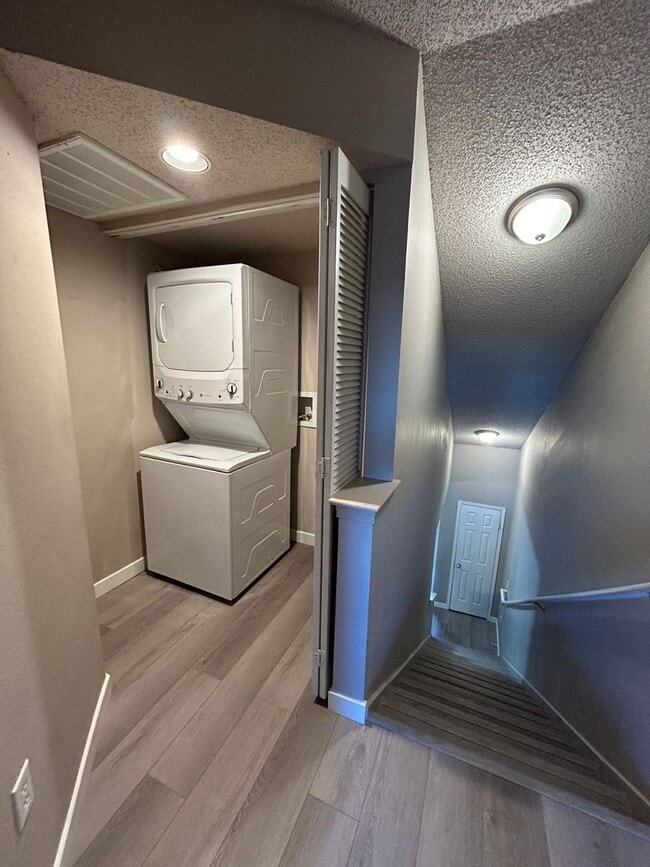 Building Photo - 2Br/2Ba Townhouse with Attached Garage