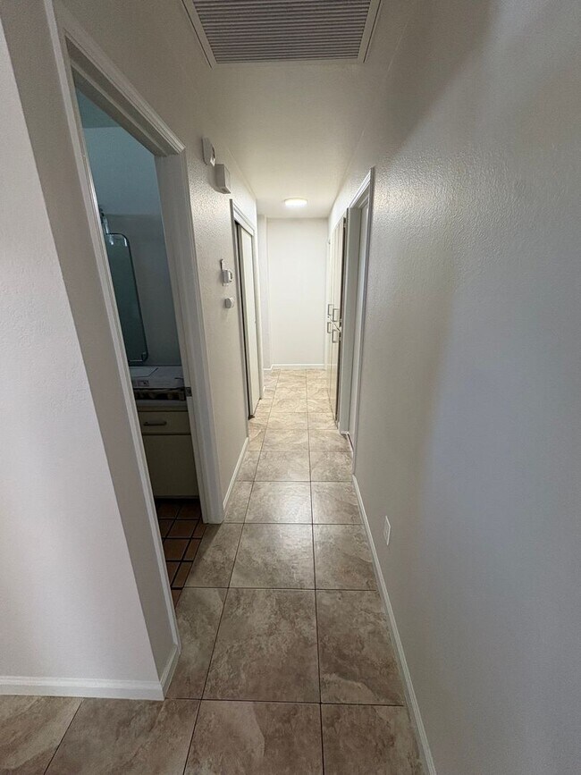 Building Photo - 4 Bed 2 Bath Single Family Home in Hanford!