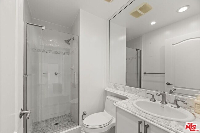 Building Photo - 435 Arnaz Dr