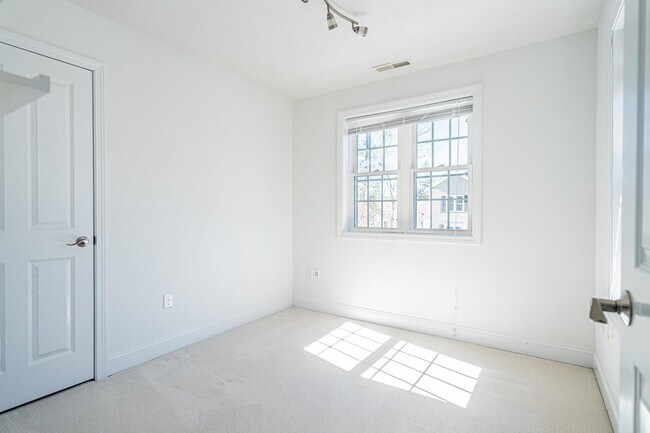 Building Photo - 5 Lowther Pl