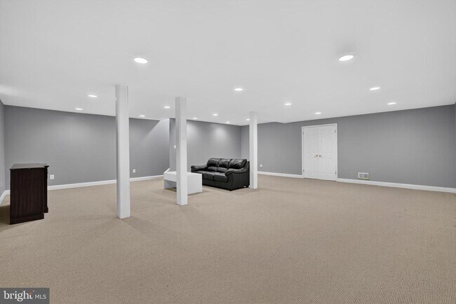 Building Photo - 16 Oak Leaf Ln