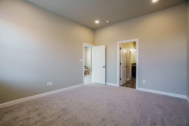 Building Photo - 3289 Oakmount Dr SE