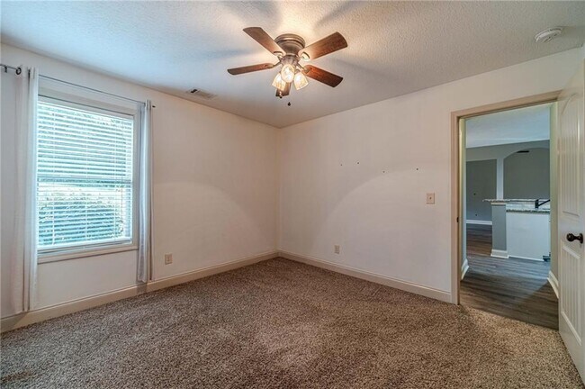 Building Photo - 511 Lena Dr