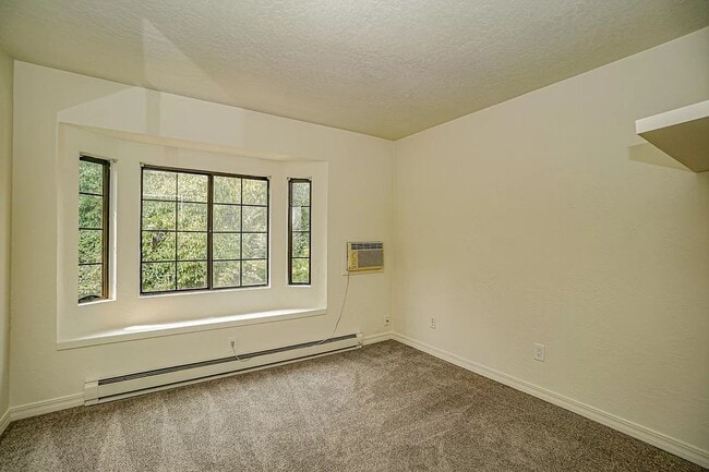 Building Photo - Two bedroom Townhouse near Ashland Community Hospital