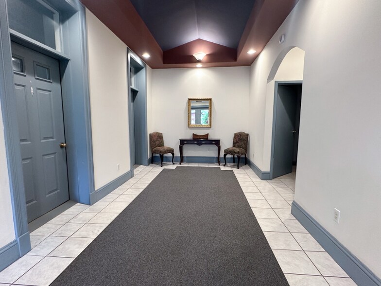 Building Photo - 2326 Upland Pl