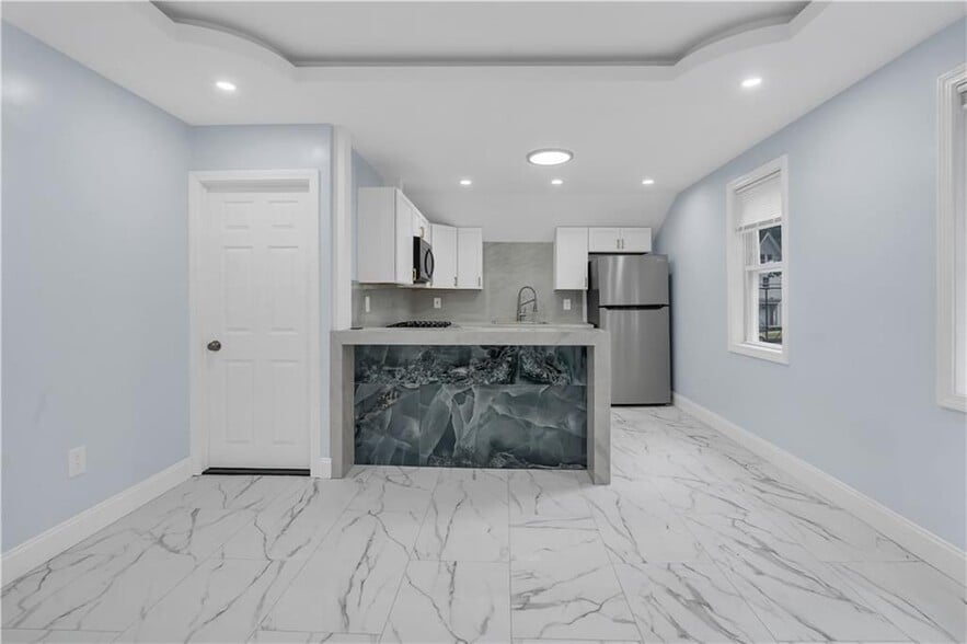 Building Photo - 458 High St