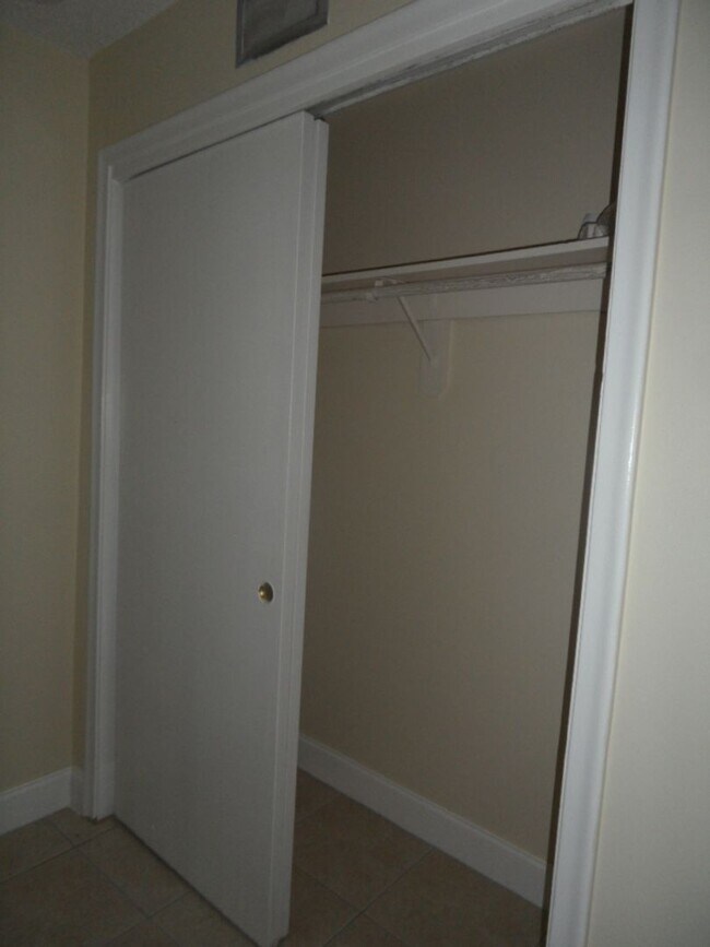 Building Photo - 2724 - YEAA Duplex