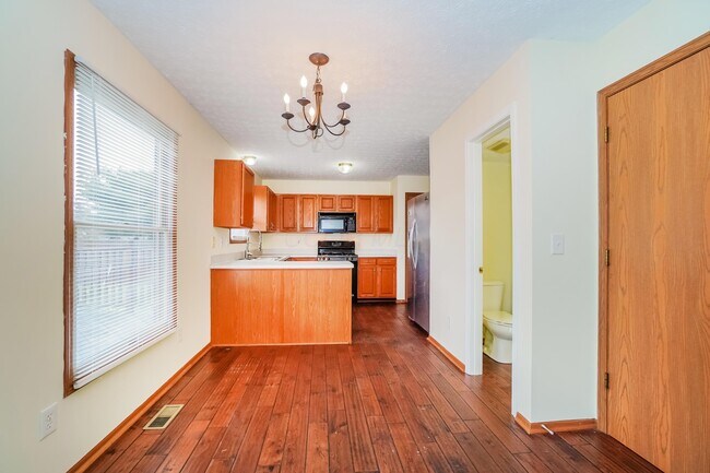 Building Photo - 2672 Fernwood Ave