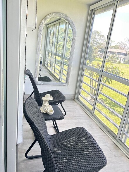 Building Photo - 107 Kent St