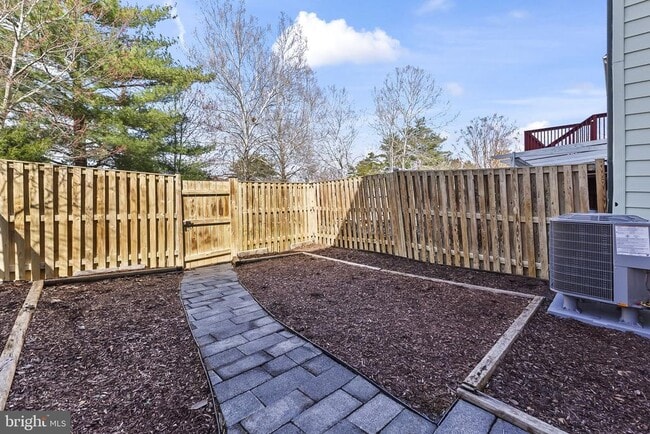 Building Photo - 8234 Stationhouse Ct