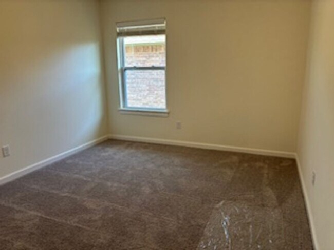 Building Photo - New Home! 1st month free!