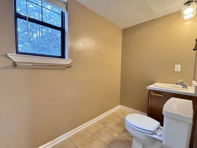 Building Photo - MOVE-IN READY!  [PET FRIENDLY]