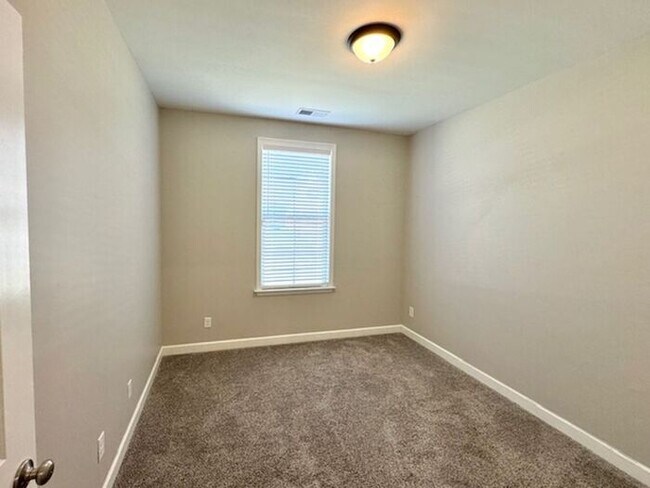 Building Photo - Now Leasing a 5-bedroom 3 bath home in Hor...