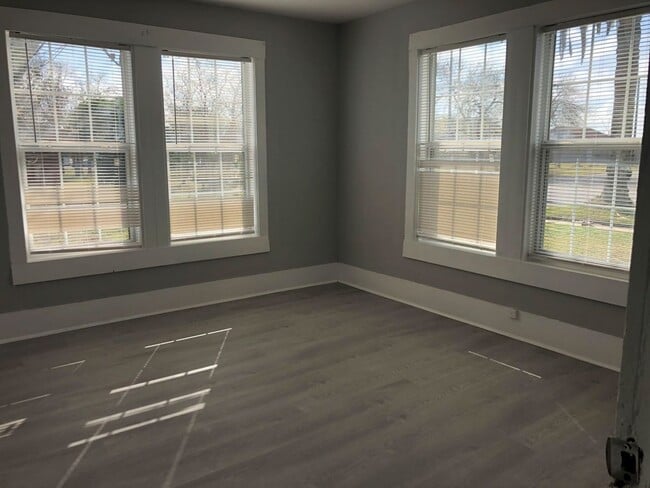 Building Photo - 102 N Avenue A