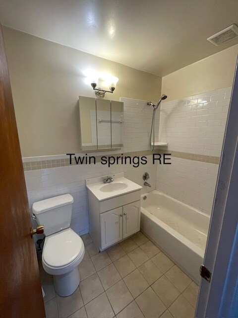 Building Photo - 250 Spring St