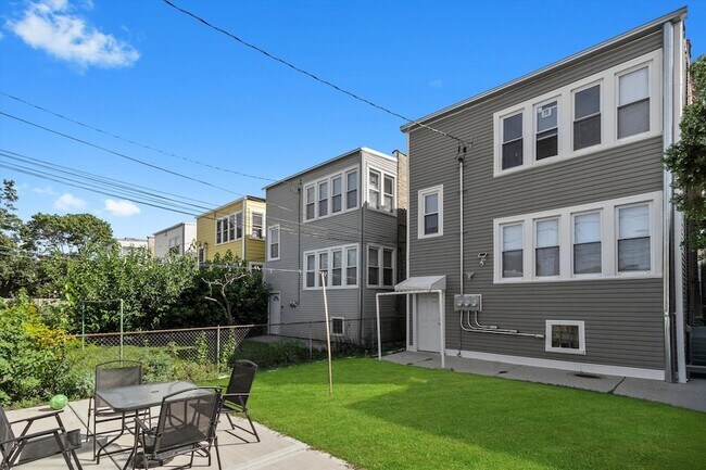 Building Photo - 2246 N Leamington Ave