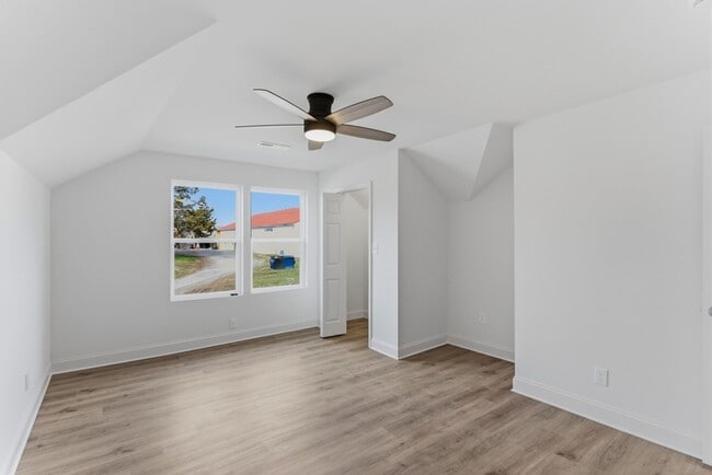 Building Photo - 2303 Parkview Ave