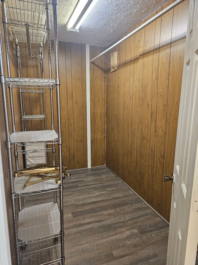 Building Photo - 3 Bed, 2 Bath with Screened in Porch