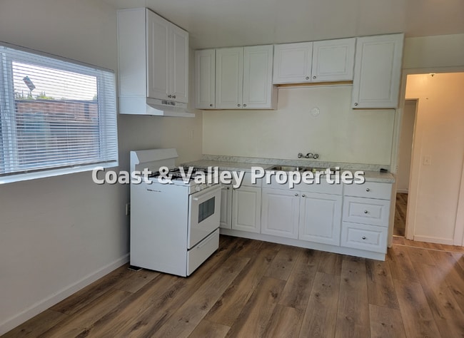 Building Photo - 2BD HOUSE IN HOLLISTER FOR RENT