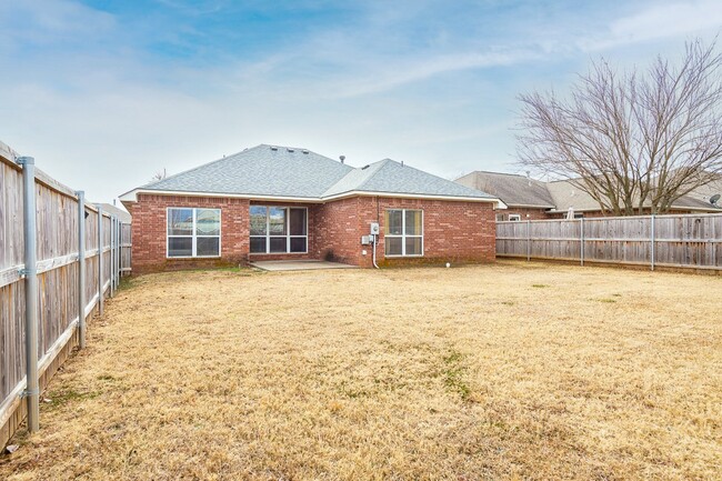 Building Photo - 3-Bed House with Cozy Gas Fireplace