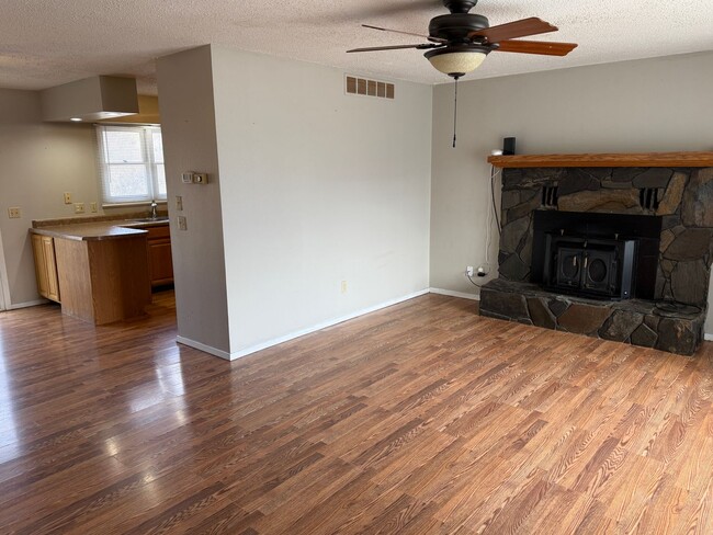 Building Photo - 4 Bedroom, 2 Bath Home for Rent