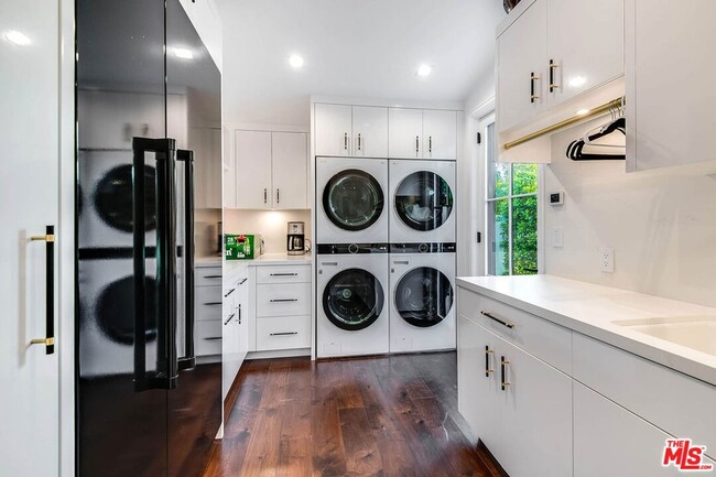 Building Photo - 1445 Vía Cresta