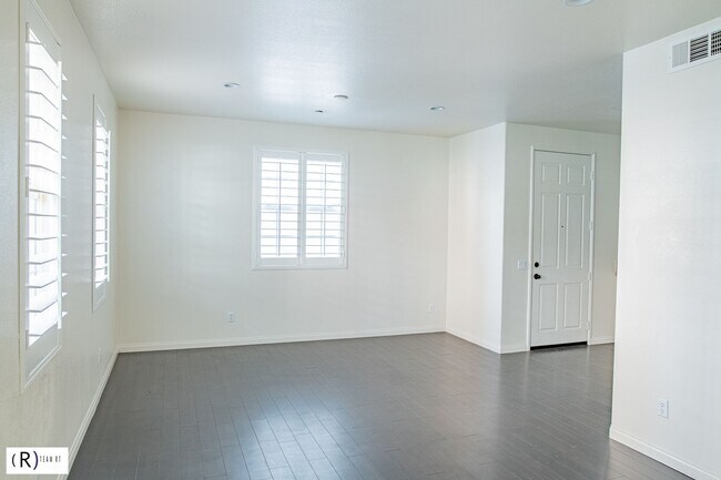 Building Photo - Lovely tri-level condo located in the gated community of Bellafina