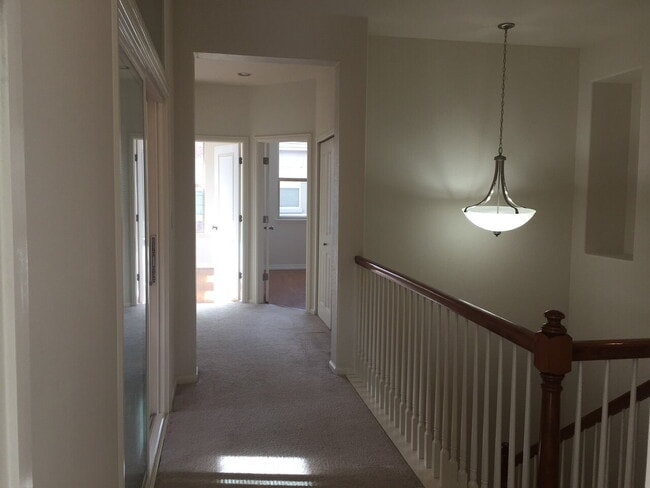 Building Photo - "Spacious 3-Bed, 3-Bath Townhouse with Gra...
