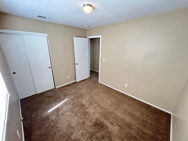 Building Photo - Gorgeous 4-bedroom home with a pool!