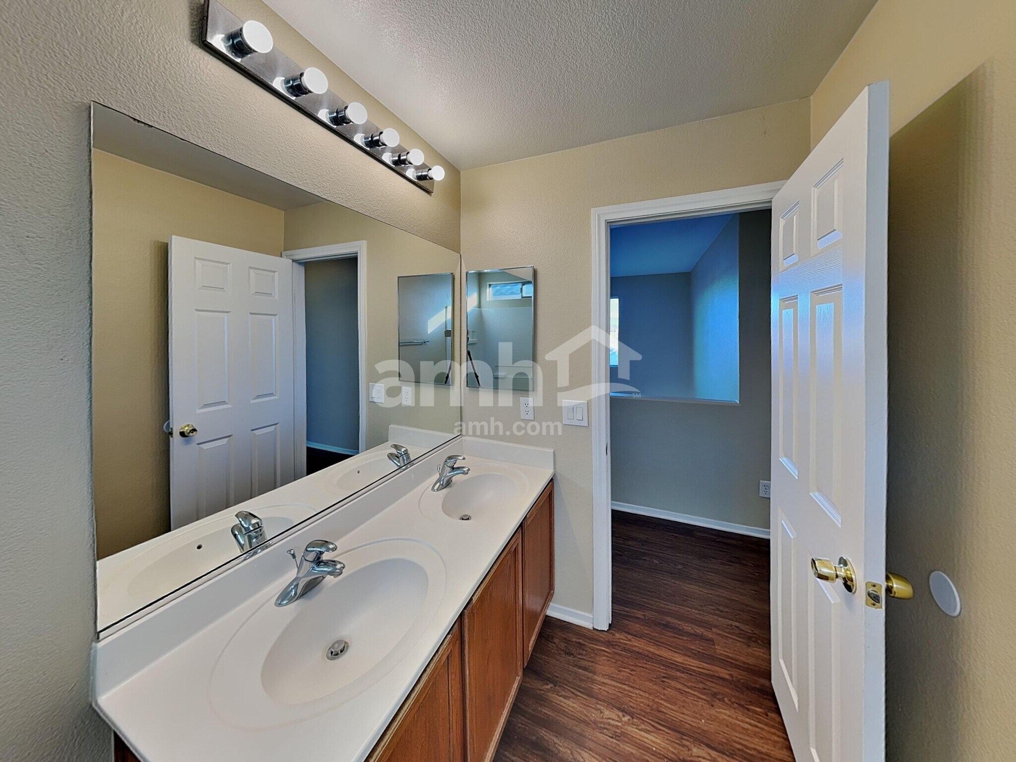 Building Photo - 3469 Chelsea Grove St