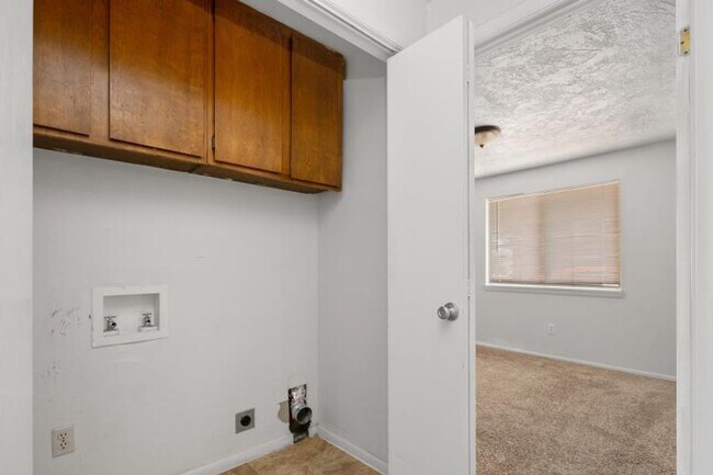 Building Photo - Spacious 2 Bedroom Duplex _ Pet Friendly!