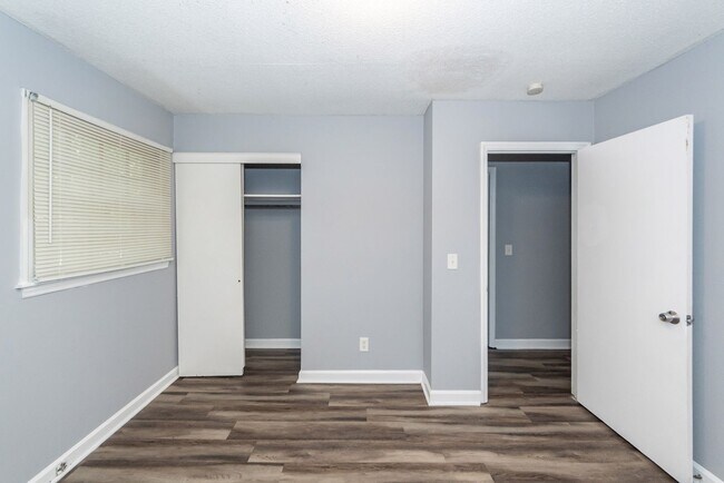 Building Photo - 107 Greenhurst Ave