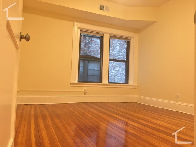 Building Photo - Charming 2 Bedroom-No Broker Fee
