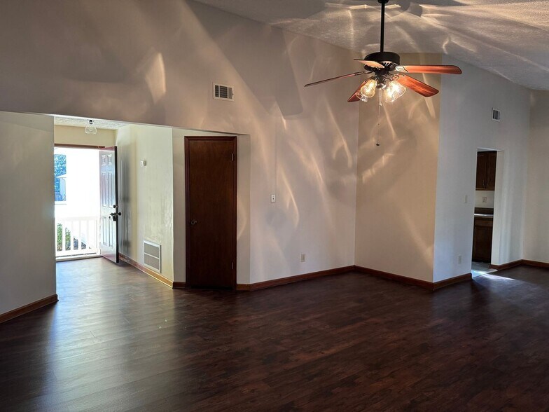 Building Photo - 165 Paces Dr