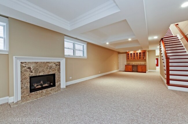 Building Photo - 1661 W Wrightwood Ave