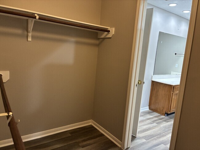 Building Photo - 2427 Halstead Dr