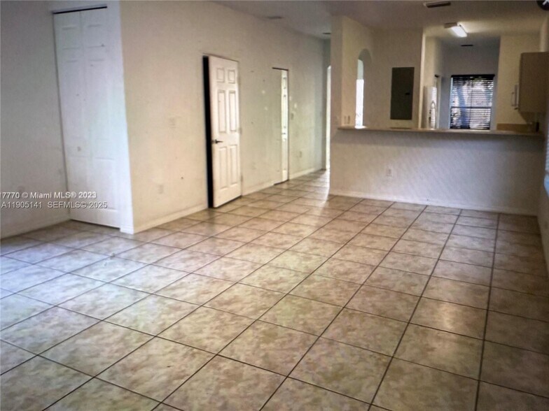 Building Photo - 4932 SW 140th Ter