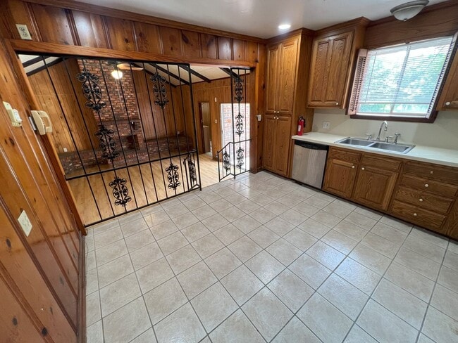 Building Photo - 4 bedroom, 2 bathroom home located in Bato...