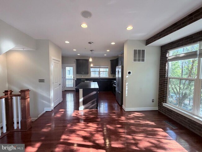 Building Photo - 4560 Longfellow St