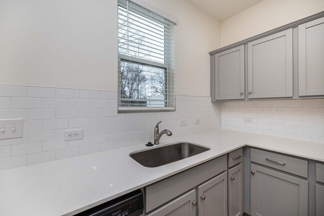 Building Photo - Charming 3-Bedroom End Unit Townhome Near Jack Alexander Blvd - MOVE IN SPECIAL