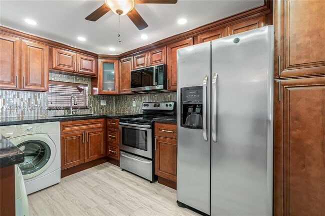 Building Photo - 711 S Hollybrook Dr