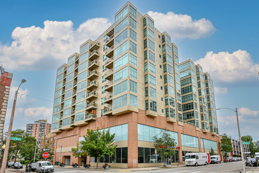 Primary Photo - 1550 E Royall Pl