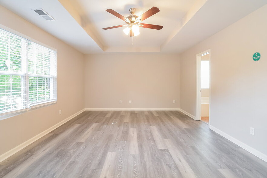 Building Photo - 210 River Hills Dr