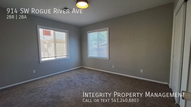 Building Photo - 914 SW Rogue River Ave