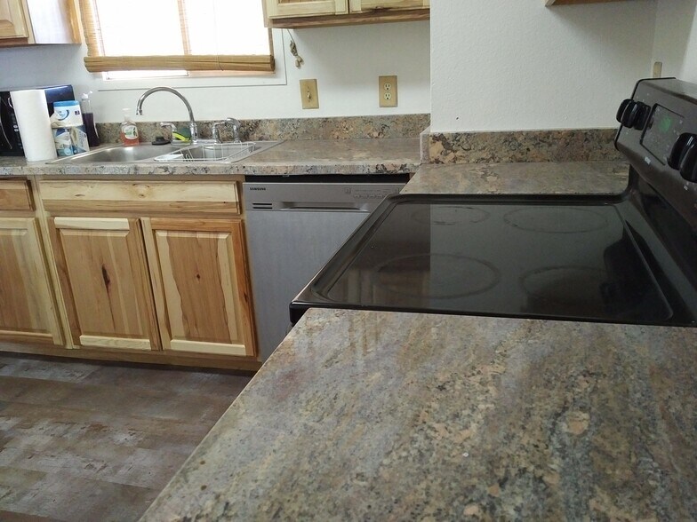 Granite countertop - 715 W 18th St