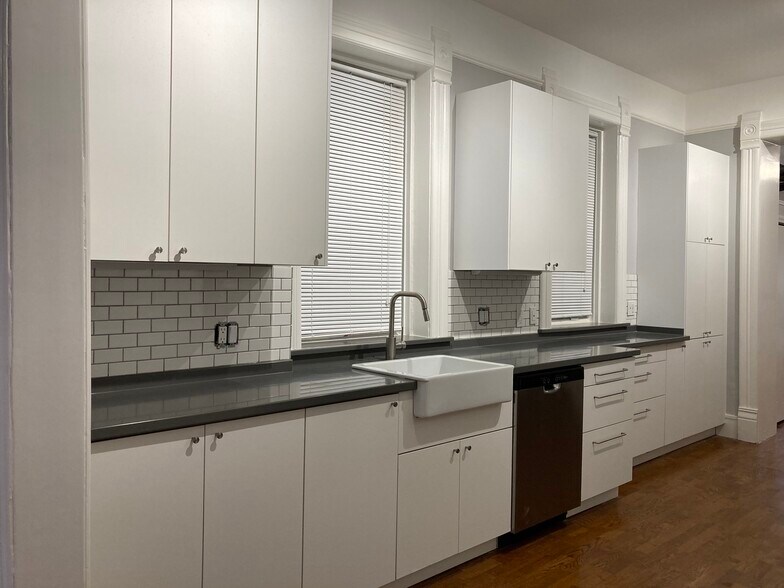 Building Photo - 1102 N Wolcott Ave
