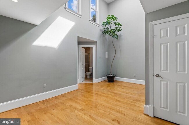 Building Photo - 1343 Q St NW