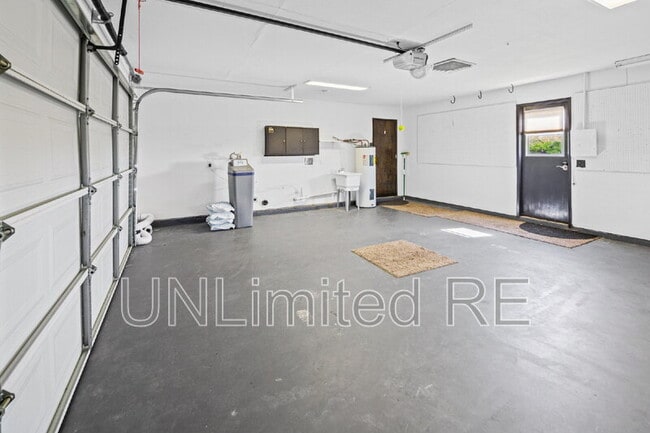 Building Photo - 2960 Star Dr