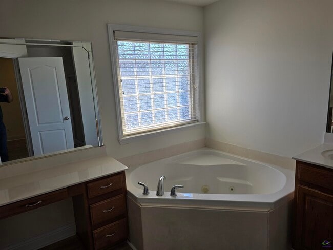 Building Photo - 604 Twelve Oaks Dr