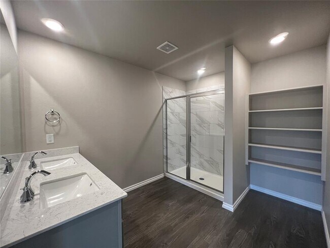Building Photo - 2745 Dennis Dr
